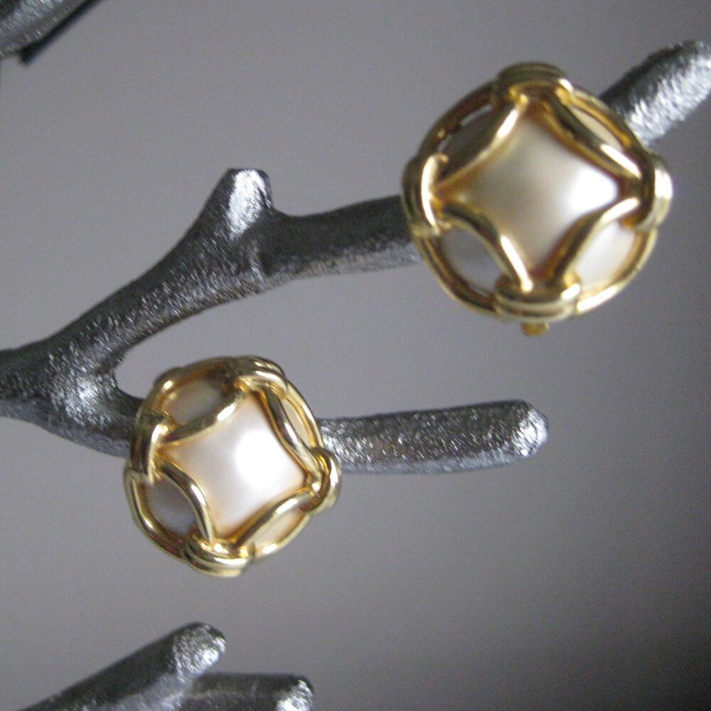 Vintage Joan Rivers Classic Collection Gold Tone Faux Pearl Clip on Earrings